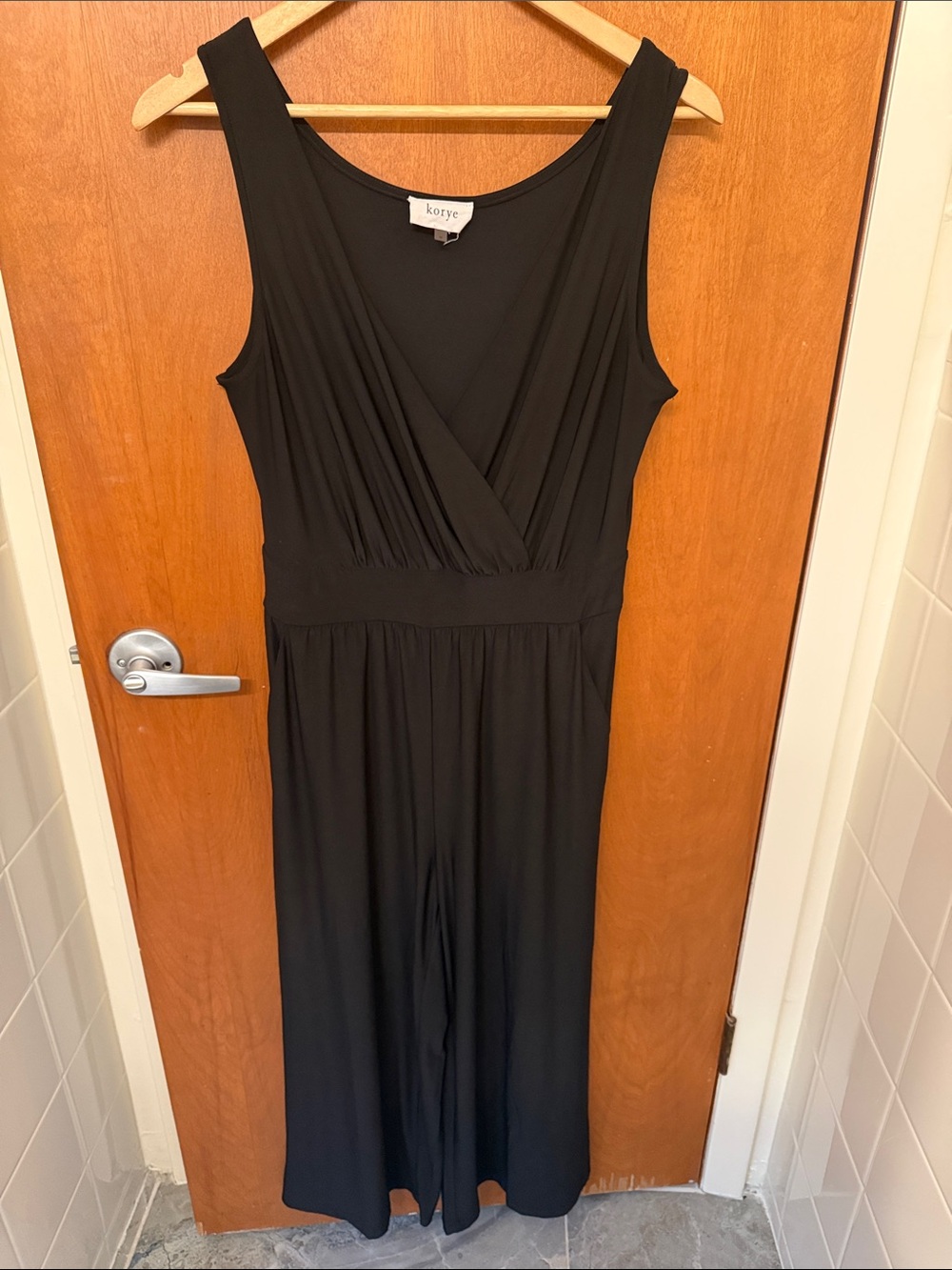 Korye Black Sleeveless Cropped Jumpsuit